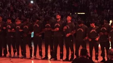 Los jugadores de los Toronto Raptors durante el himno nacional.