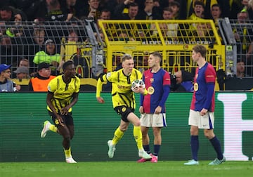 Serhou Guirassy celebra con Maximilian Beier su segundo tanto al FC Barcelona.