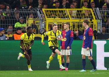 Serhou Guirassy celebra con Maximilian Beier su segundo tanto al FC Barcelona.