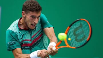 Pablo Carre&ntilde;o Bustadevuelve una bola ante Albert Ramos durante su partido en el Masters 1.000 de Shanghai.