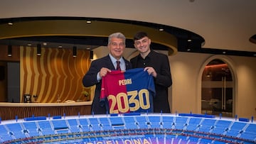 Joan Laporta y Pedri después de firmar la renovación del centrocampista hasta 2030.