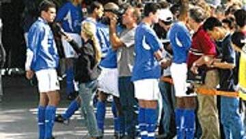 <b>LUCIO, LA ATRACCIÓN</B>. La concentración de Brasil mostró ayer a un Lucio (izquierda) asediado por los medios de comunicación.