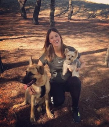 La modelo y mujer de Rudy Fernández ha felicitado a sus seguidores por el día mundial de los animales con esta bonita imagen junto a sus perros, Denver y Bella. "Qué haría yo sin estas dos cositas en mi vida?? Y todos los que han pasado desde el día en que nací y han dejado su huella...Los animales nos enseñan tantas cosas!!", han sido algunas de sus palabras.