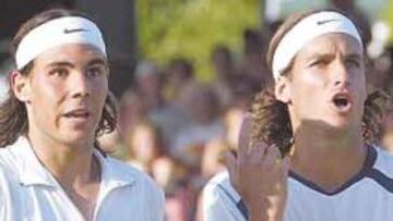 <b>EXPLICACIONES. </b>Rafa Nadal y Feliciano López se dirigen al árbitro del partido de dobles.