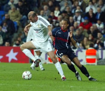 Peter Luccin, que creció admirando a Zidane, observa cómo éste se desembaraza de él con un simple quiebro...