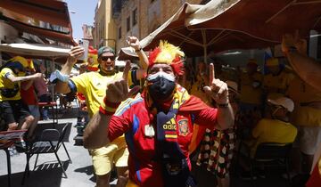 Las calles de Sevilla vibran con los seguidores espa?oles y suecos que ver¨¢n esta noche el debut de sus selecciones.