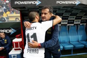 El afectuoso saludo de Gonzalo Fierro con Fernando Vergara antes del partido.