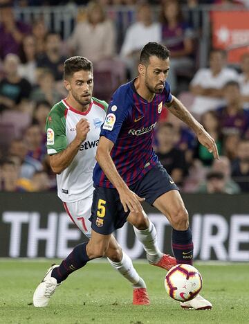 Ruben  Sobrino (Deportivo Alavés) y Sergio Busquets (FC Barcelona)