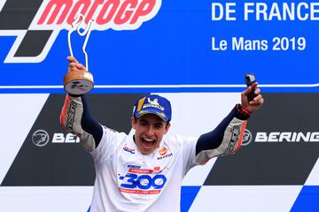 El piloto español celebrando en el podio de Le Mans la victoria conseguida en el GP de Francia. 