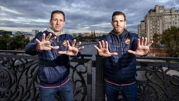 Antonio Tapia y David Díaz, fisios del CSKA, posando para As en el centro de Moscú.