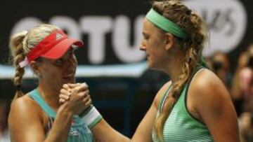 Angelique Kerber (izq.) saluda a Victoria Azarenka, tras clasificarse para semifinales del Abierto de Australia. 