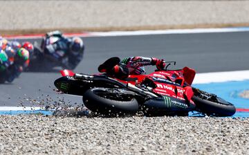 El piloto de Ducati Enea Bastianini fue al suelo en la séptima vuelta de la carrera terminando así su participación en el GP de los Países Bajos.