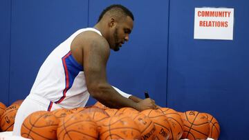 Glen Davis firma balones con la camiseta de Los Angeles Clippers.