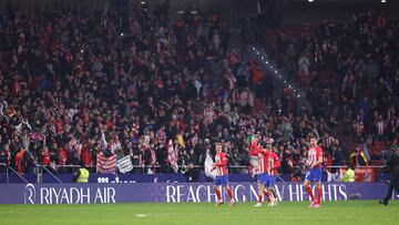 Los jugadores del Atlético celebran con la grada el triunfo ante el Real Madrid.
