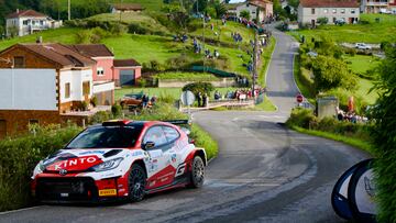 Alejandro Cachón, con el Toyota.
