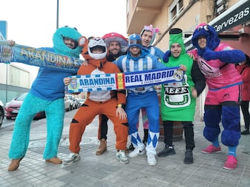 Grupo de aficionados en los alrededores del Juan Carlos Higuero.