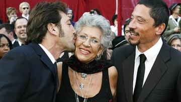 PIlar Bardem, con sus hijos Javier y Carlos.