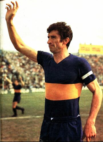 Desarrolló toda su carrera en Boca, donde llegó a las categorías inferiores en 1955. Debutó en primera división en 1959, con 19 años. Ganó 4 Campeonatos Argentinos (1962, 1964, 1965 y 1969) y una Copa Argentina (1969).