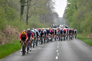 El pelot¨®n de ciclistas pedalea durante la 122.? edici¨®n de la cl¨¢sica carrera ciclista de un d¨ªa Par¨ªs-Roubaix.
