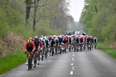 El pelotón de ciclistas pedalea durante la 122.ª edición de la clásica carrera ciclista de un día París-Roubaix.