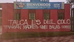 “Balas sobran”: barristas albos rayan Fiscal de Talca con amenazas