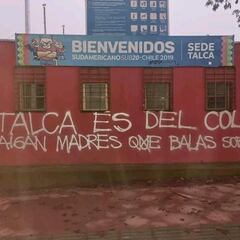 “Balas sobran”: barristas albos rayan Fiscal de Talca con amenazas