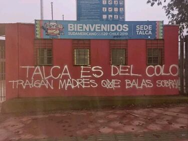 “Balas sobran”: barristas albos rayan Fiscal de Talca con amenazas