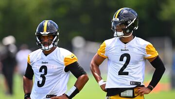 PITTSBURGH, PENNSYLVANIA - JUNE 6: Russell Wilson #3 looks on alongside Justin Fields #2 of the Pittsburgh Steelers during the Pittsburgh Steelers OTA offseason workout at UPMC Rooney Sports Complex on June 6 2024 in Pittsburgh, Pennsylvania. Joe Sargent/Getty Images/AFP (Photo by Joe Sargent / GETTY IMAGES NORTH AMERICA / Getty Images via AFP)