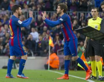 Cambio de Messi por Sergi Roberto.