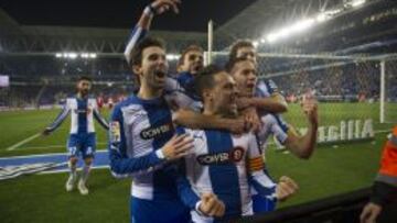 Los jugadores del Espanyol celebran un gol de Sergio García.