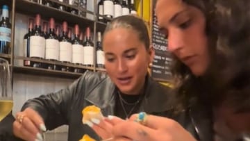 Dos estadounidenses piden cinco tapas en un bar de Sevilla y su reacción es para enmarcar: “Se te pasan muchas cosas por la cabeza”