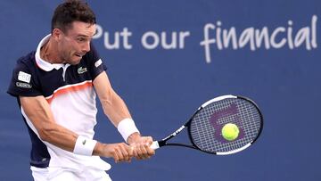 Roberto Bautista devuelve una bola ante Frances Tiafoe durante un partido en el Western and Southern Open en el Lindner Family Tennis Center de Mason, Ohio.