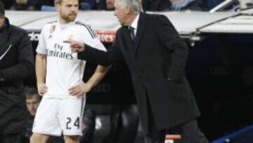 Illarramendi charla con Ancelotti antes de entrar al campo.