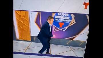 Miguel Herrera realiza el baile durante la transmisión de Telemundo.