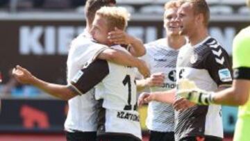 Los jugadores del St. Pauli celebran un gol.