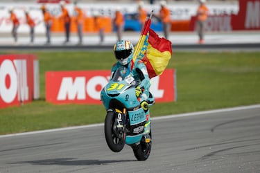 El piloto en la categoría de Moto 3, Adrián Fernández, celebra su victoria en la carrera del Gran Premio de la Comunitat Valencia de MotoGP.