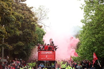 La ciudad de Liverpool volcada con el conjunto Red tras conseguir el vig¨¦simo titulo de liga de su historia.