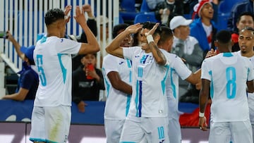 LEGANÉS (COMUNIDAD DE MADRID), 31/03/2026.- El centrocampista de la selección de fútbol de Honduras Luis Palma (c) celebra su gol, durante el partido amistoso que disputan las selecciones nacionales de Perú y Honduras, este martes en el estadio Municipal de Butarque en Leganés (Comunidad de Madrid). EFE/ Mariscal