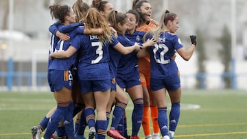 Las jugadoras del Real Madrid celebran el gol de Athenea.