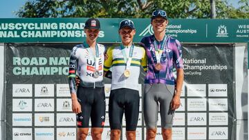 El ciclista australiano Luke Plapp posa junto a Jay Vine y Kelland O'Brien tras proclamarse campeón de Australia de contrarreloj.
