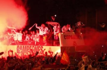 Uno de los momentos célebres en su carrera fue durante la celebración de la Copa del Rey 2011-2012, ganando 1-0 al Barcelona en Mestalla. En el autobús se puso el trofeo sobre la cabeza y se cayó delante del vehículo destrozando el trofeo.