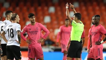 Gil Manzano, en una de las ocasiones que acudi&oacute; al VAR durante el pol&eacute;mico Valencia-Real Madrid.