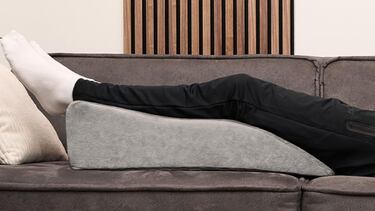 Adiós a los dolores y la hinchazón: esta almohada para piernas alivia cualquier molestia y mejora la circulación