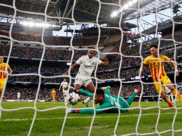 El árbitro Melero López anuló el gol al delantero del Real Madrid Rodrygo al entender que el portero del Girona Gazzaniga tenía el balón en sus manos. 