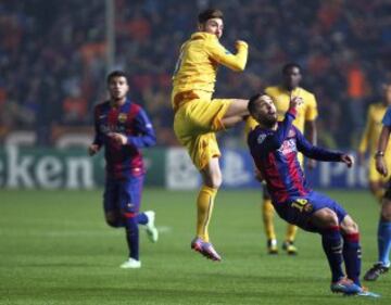 El defensa del FC Barcelona Jordi Alba pelea por el control del balón con el jugador del Apoel, Tiago Gomes, durante el partido del grupo F de la Liga de Campeones disputado en Nicosia, Chipre