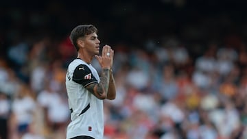 VALENCIA, 24/09/2024.- El centrocampista argentino del Valencia CF Enzo Barrenechea se lamenta tras una ocasión fallida durante el encuentro correspondiente a la séptima jornada de LaLiga EA Sports que enfrenta al Valencia CF y al Osasuna en el estadio de Mestalla en Valencia, este martes. EFE/ Biel Aliño