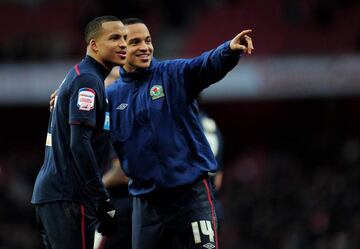 Los Olsson nacieron en Suecia y han hecho gran parte de su carrera en Inglaterra. Martín milita en Swansea, mientras su hermano es lateral es juega en Blackburn Rovers. 