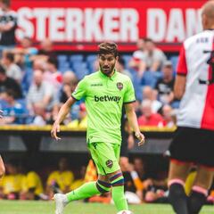 Van Persie desarbola a un Levante que despertó al final
