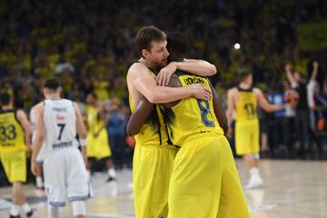 Los jugadores del Fenerbahçe celebran su pase a la final.