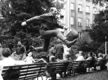 Tras los Juegos de Londres, la figura de Zatopek se fue haciendo cada vez más grande, y antes de afrontar sus segundos Juegos Olimpicos, los de Helsinki en 1952. En 1950 en el Campeonato de Europa de Bruselas, se impuso en las pruebas de 5.000 y 10.000 metros, y fue capaz de batir en cinco ocasiones el récord mundial de los 10.000 metros, una vez el de las diez millas, dos el de los 20 kilómetros, otras dos el de la hora y una el de los 30 kilómetros.